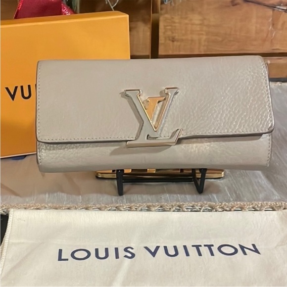 LOUIS VUITTON 2016 gray leather LV Monogram Capucines Wallet serial #MI3176 - Picture 3 of 6